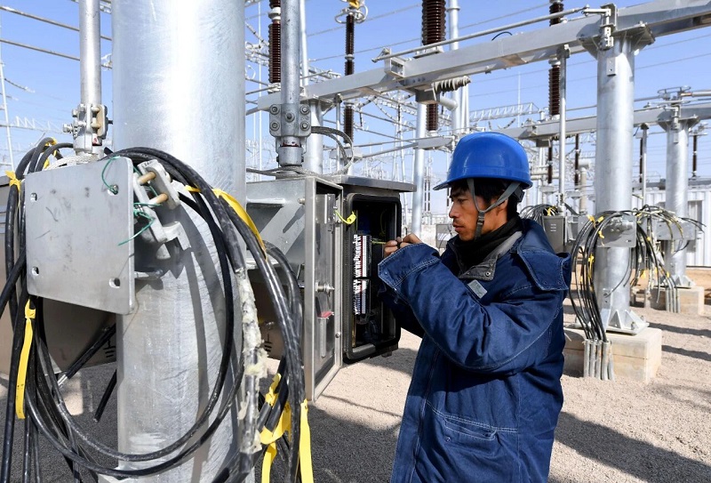 SF₆ Devre Kesici: Yüksek elektronegatiflik ve havanın 100 katı ark söndürme özelliği sayesinde üstün performans sağlayan, yüksek voltajlı güç şebekelerinin kritik bir bileşeni.
